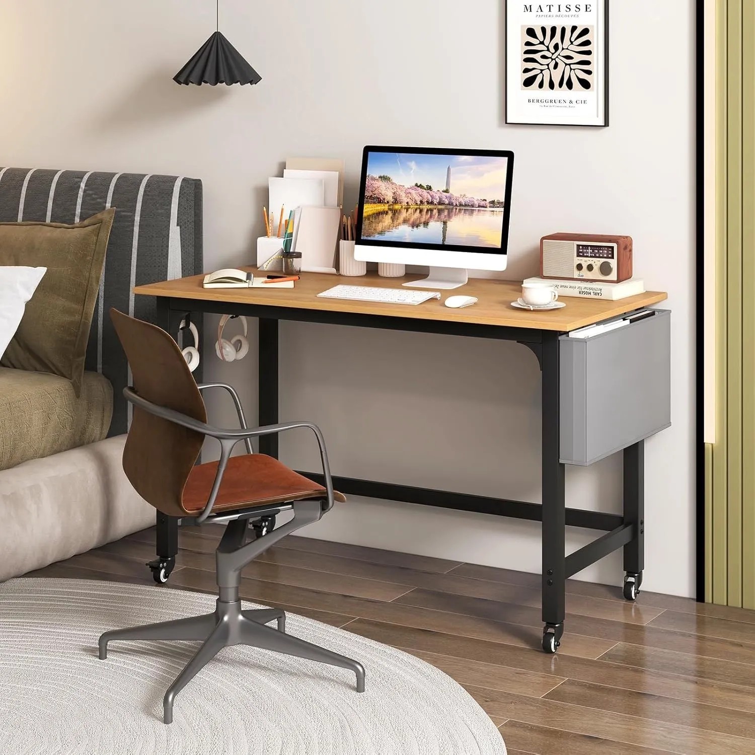 Mobiler Computertisch Natur mit schwarzem Metallgestell und Rollen, ideal für Homeoffice oder Arbeitszimmer.