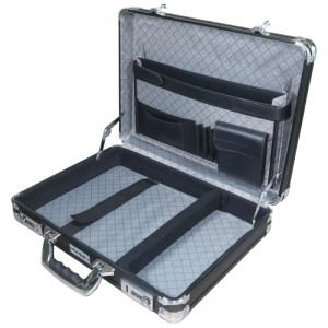 Offener schwarzer Alu Aktenkoffer mit silbernem Rahmen, Zahlenschlössern, Organizerfächern und Laptop-Fach.