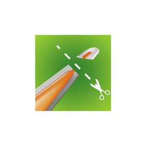 Anwendung des Compo Blütenbooster: Ampulle aufschneiden mit Schere, um Blühpflanzen zu düngen.