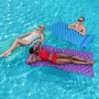 Drei Personen entspannen auf Bestway Luftmatratzen (blau, lila, grün) im Pool.