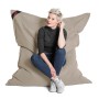 Frau sitzt auf großem, khaki-farbenem Sitting Point Sitzsack Big Foot Scuba (380 l).