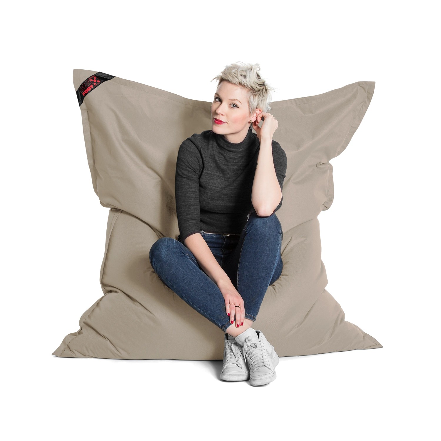 Frau sitzt auf großem, khaki-farbenem Sitting Point Sitzsack Big Foot Scuba (380 l).