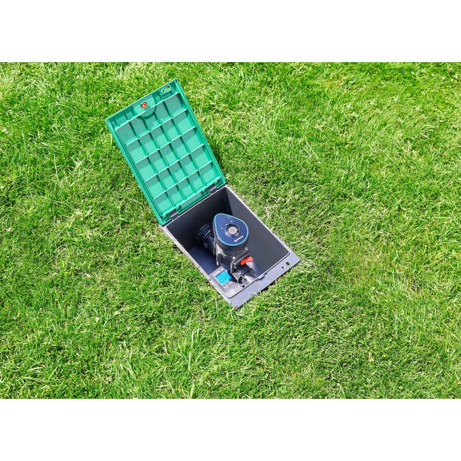 Gardena Bewässerungsventil 9 V Bluetooth im Erdreich versenkt zur Gartenbewässerung.