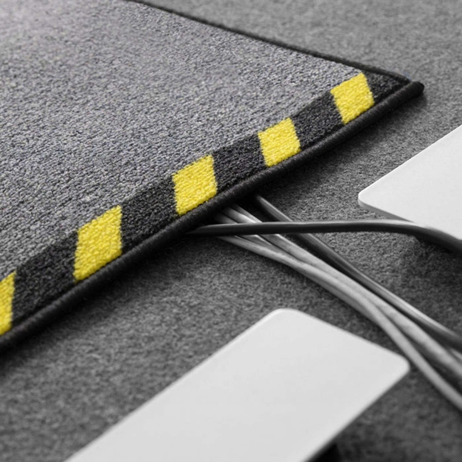 Karat Kabelmatte, schwarz-gelb, mit Warnumrandung und Kabeln. Rutschfeste Kabelschutzmatte, 40x400 cm.