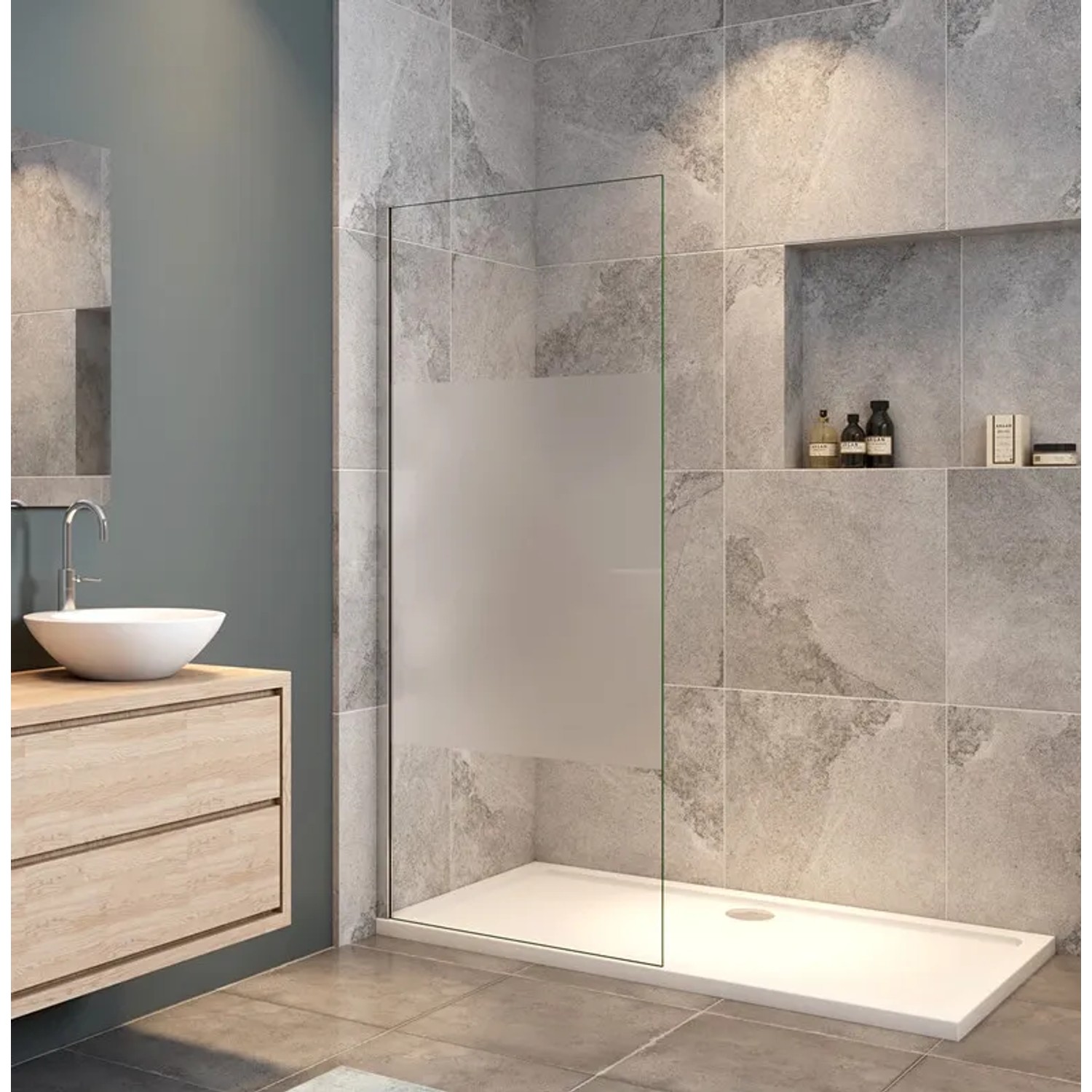 Walk-in Dusche 70x200cm mit 10mm Glas, Milchglasstreifen und hochglanz verchromtem Rahmen in modernem Bad.