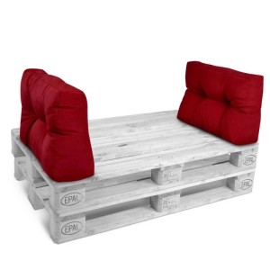 Zwei rote Beautissu ECO Style Paletten-Rückenkissen 60x40cm mit Heftungen auf weißem Palettensofa. Für Garten & Indoor.