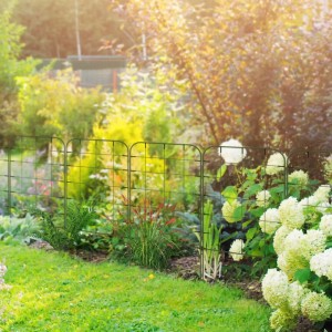 Outsunny 6er-Set Rankhilfe aus Stahl im Garten, unterstützt Pflanzenwachstum.