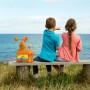 DieMaus Wetterstation für Kinder mit Zubehör auf Bank vor Meer, zwei Kinder schauen aufs Meer.