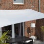 Rechteckiges, silbergraues Floracord Sonnensegel (400x300 cm) über einer Terrasse.