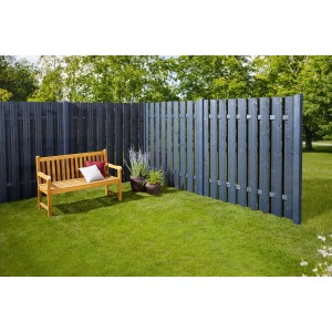 Anthrazit Zaun mit Zaunpfosten (9x9x190 cm) und Sitzbank im Garten.
