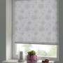 Gardinia EasyFix Rollo Dekor Stickerei, 90x210 cm, silbernes Rollo mit floralem Muster am Fenster.