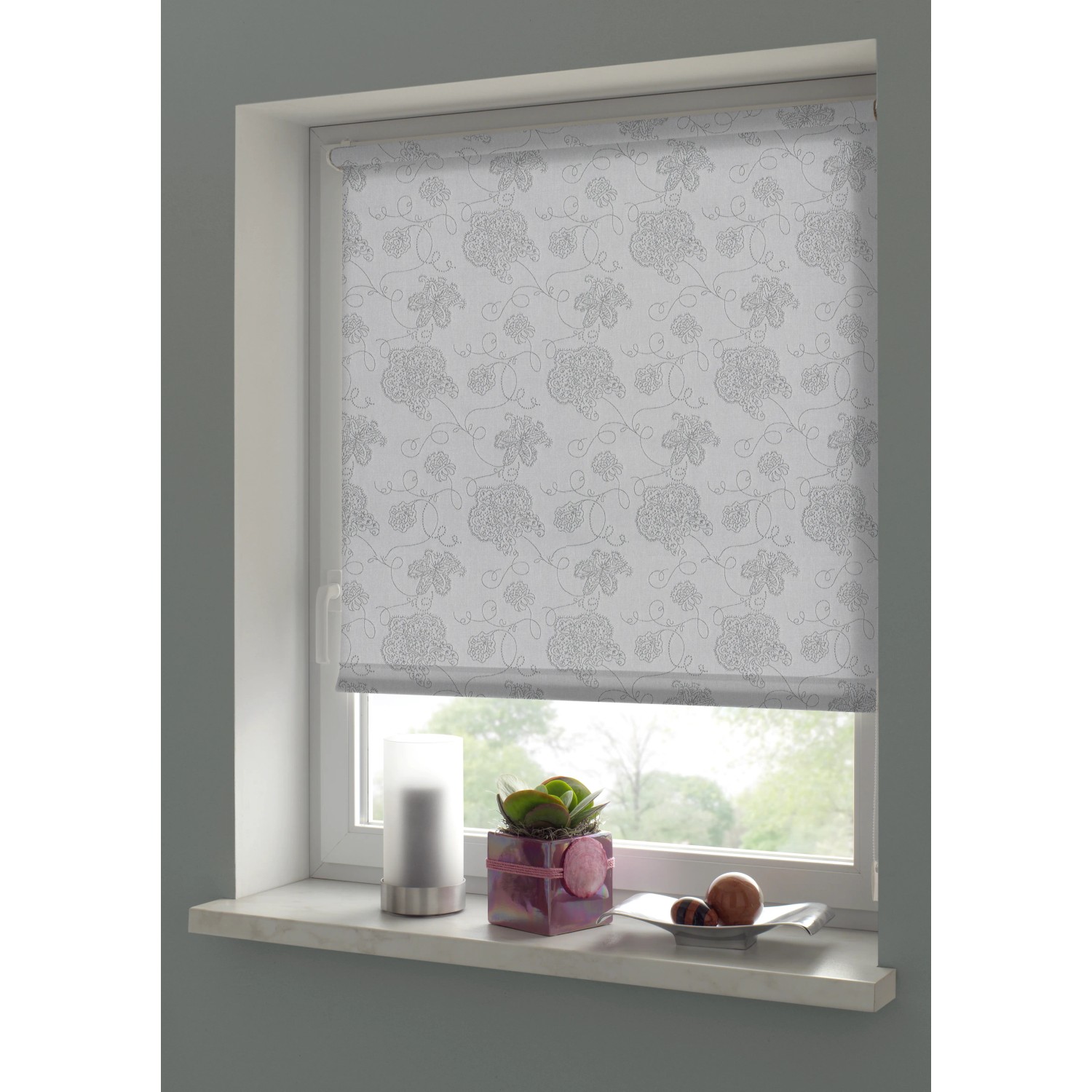 Gardinia EasyFix Rollo Dekor Stickerei, 90x210 cm, silbernes Rollo mit floralem Muster am Fenster.