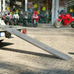 Auffahrrampe aus Aluminium, 2er Set, zum Verladen von Motorrädern und Rollern auf Anhänger.