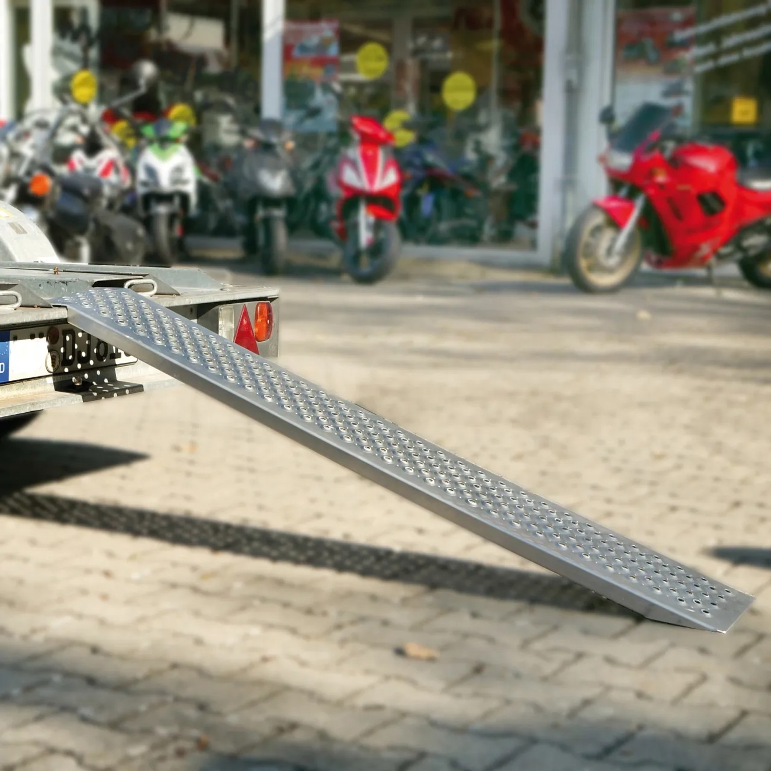 Auffahrrampe aus Aluminium, 2er Set, zum Verladen von Motorrädern und Rollern auf Anhänger.
