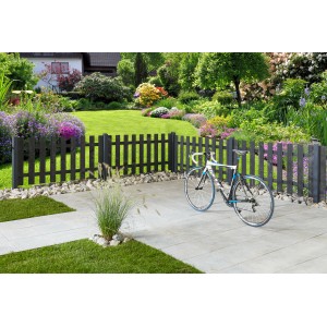Anthrazitfarbener Vorgartenzaun Füssen (180x90cm) im Garten mit Fahrrad.