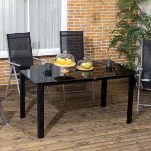 Schwarzer Outsunny Gartentisch aus Aluminium mit Glasplatte auf Holzterrasse. Modernes Design für Outdoor.