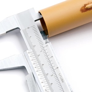 Antike Orion Lightstyle Kerzenhülse E14 (26x65mm) wird mit Messschieber vermessen.