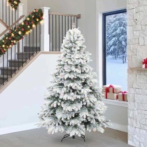 Hoher, beschneiter künstlicher Weihnachtsbaum (grün) mit 300 warmweißen LEDs und Kugeln, 240 cm.