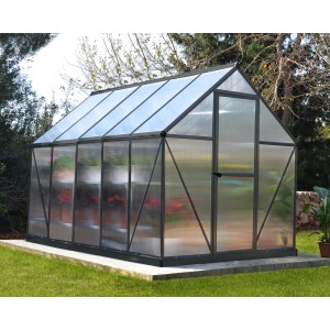 Graues Palram Canopia Gewächshaus 5,7 m² mit Fundamentrahmen im Garten.