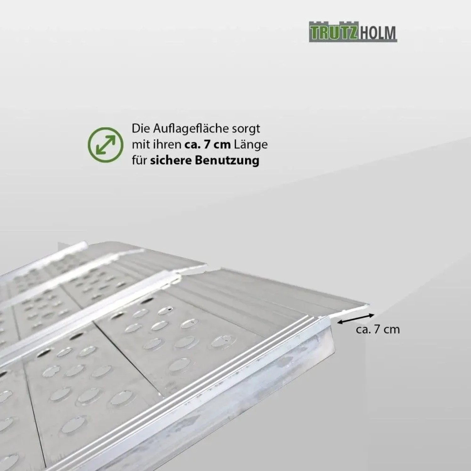 Detailaufnahme der DREIBREIT Alu Auffahrrampe mit 7cm Auflagefläche für sicheren Halt.