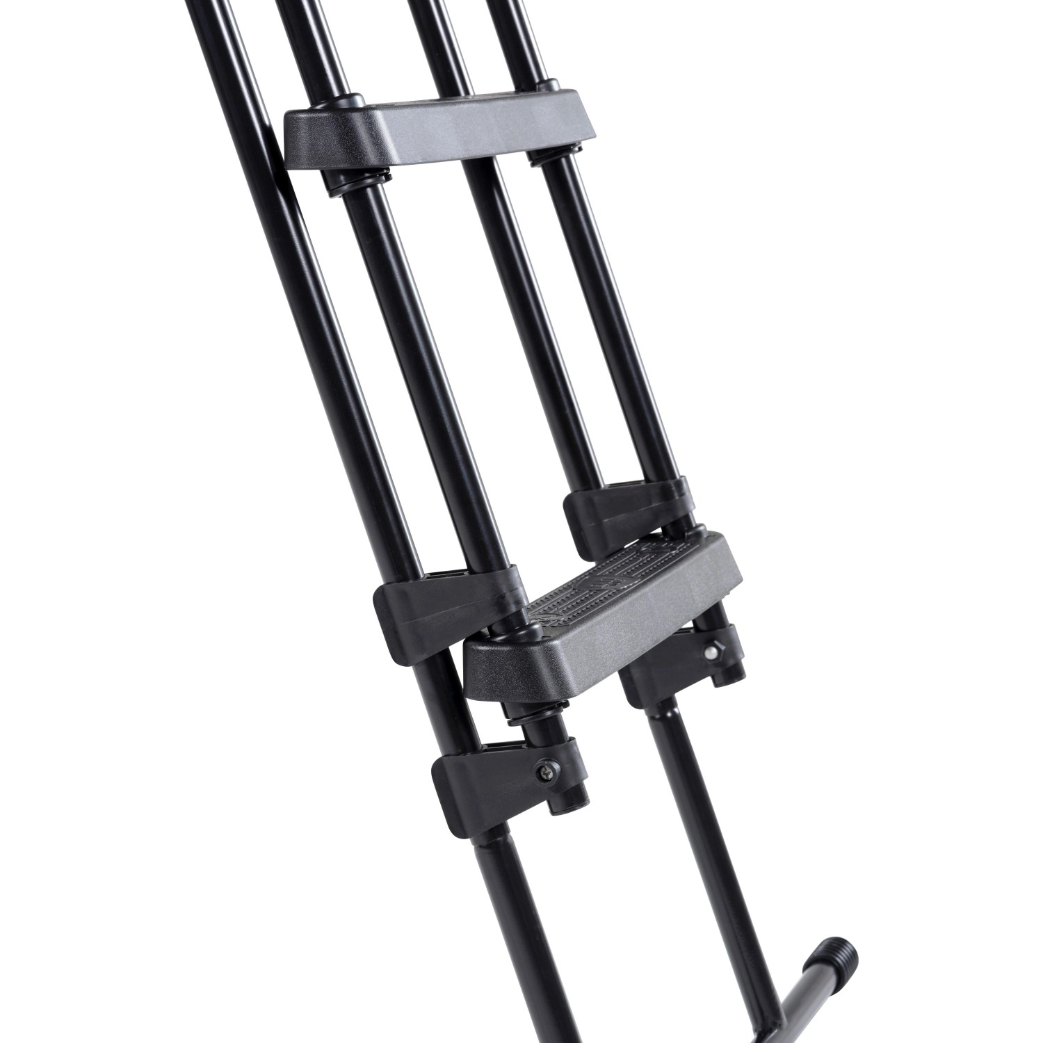 Detailaufnahme der schwarzen EXIT Poolleiter für Rahmenhöhen 108-122 cm, mit Anti-Rutsch-Sprossen.