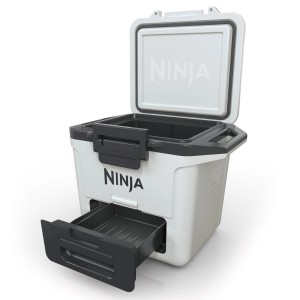 Geöffnete Ninja Kühlbox FrostVault FB131EUWH, 28 l, mit Trockenzone in Wolkenweiß.