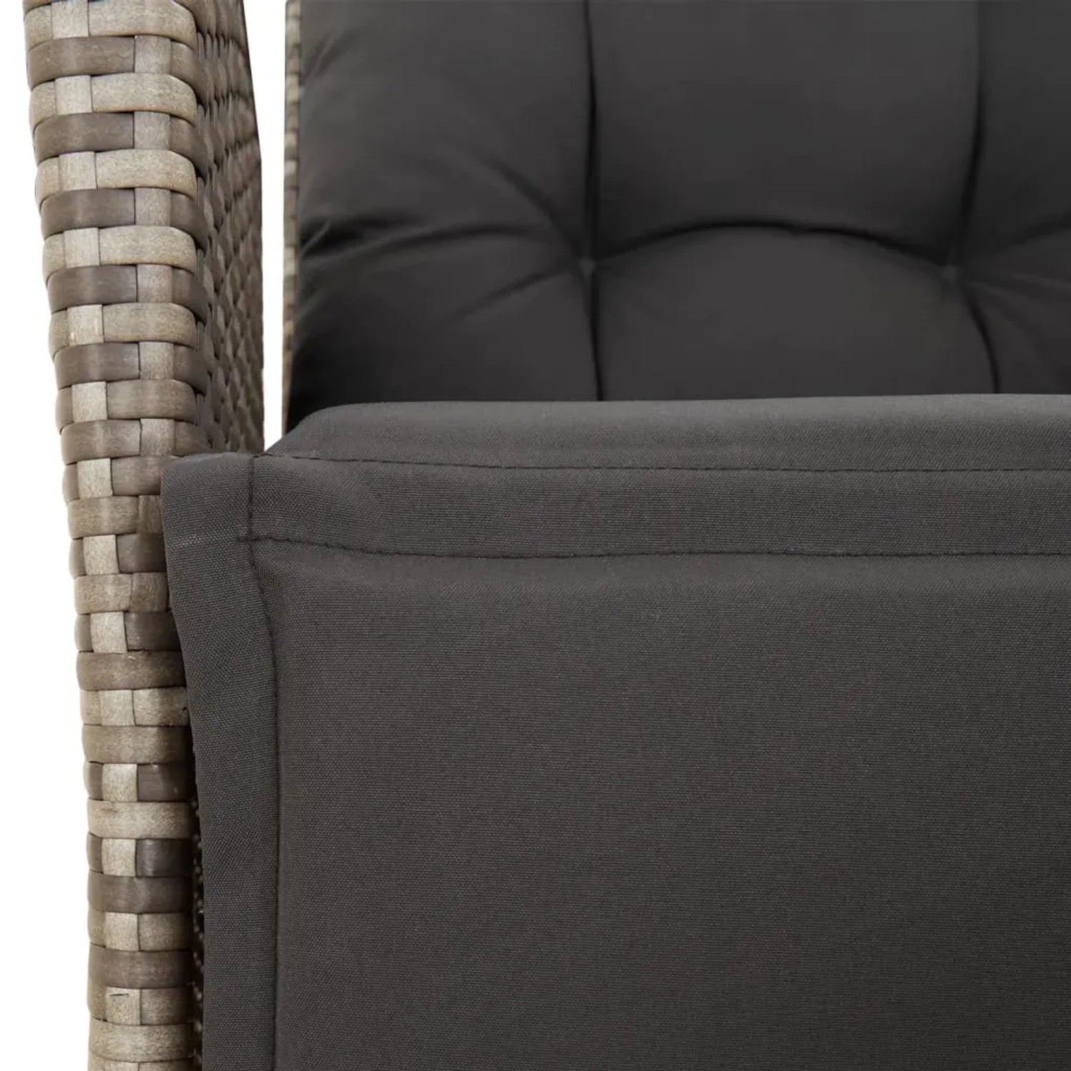 Detailaufnahme: Grauer Polyrattan Gartenstuhl mit Kissen aus der vidaXL 7-tlg Essgruppe.
