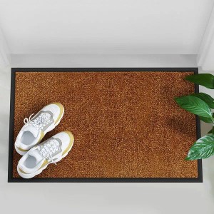 Braune Karat Schmutzfangmatte Rhine 90x300 cm als Fußmatte und Türvorleger.