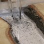 Klares Epoxidharz wird in eine Form mit Holz gegossen. CreativEpoxy Resin 20 A+B 0,5 kg.
