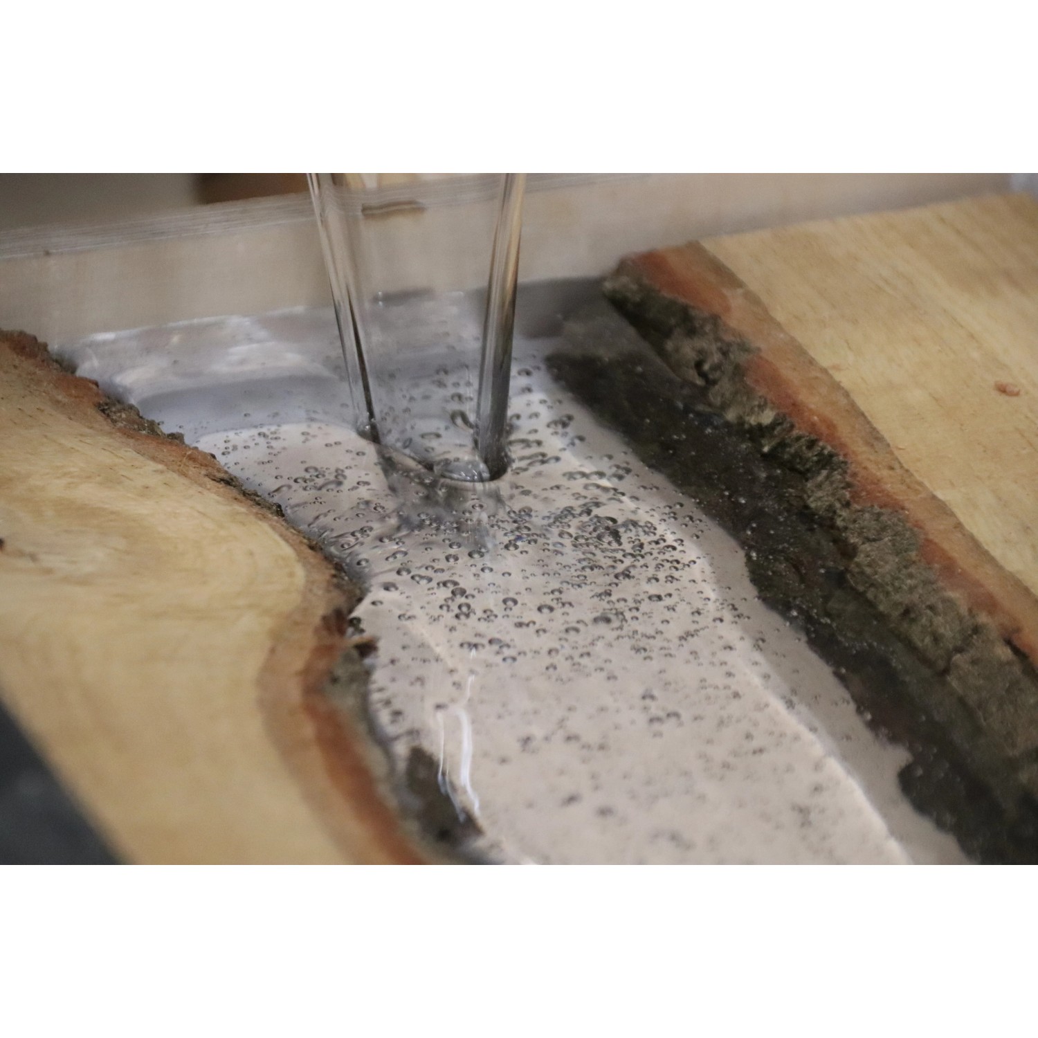 Klares Epoxidharz wird in eine Form mit Holz gegossen. CreativEpoxy Resin 20 A+B 0,5 kg.