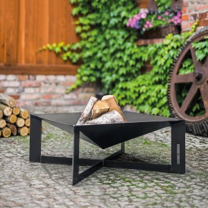Quadratische Wilk Feuerschale Cuba 70x70x30 cm aus Stahl mit Holzscheiten im Garten.