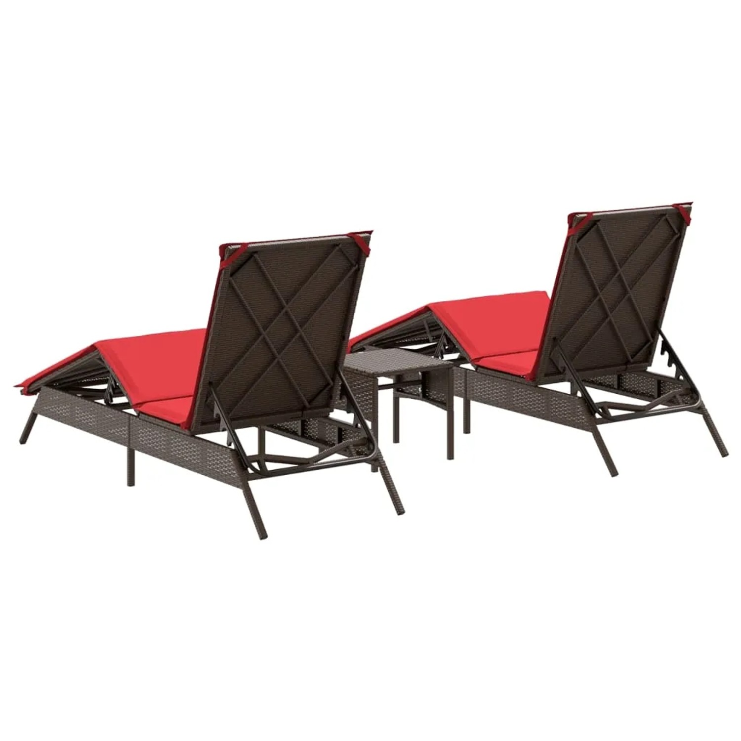 2 braune Poly Rattan Sonnenliegen mit roter Auflage und kleinem Tisch für den Garten.