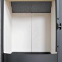 Brennraum des Hark Keno Eco plus Kaminofens mit Ofenkacheln in Meteorschwarz.