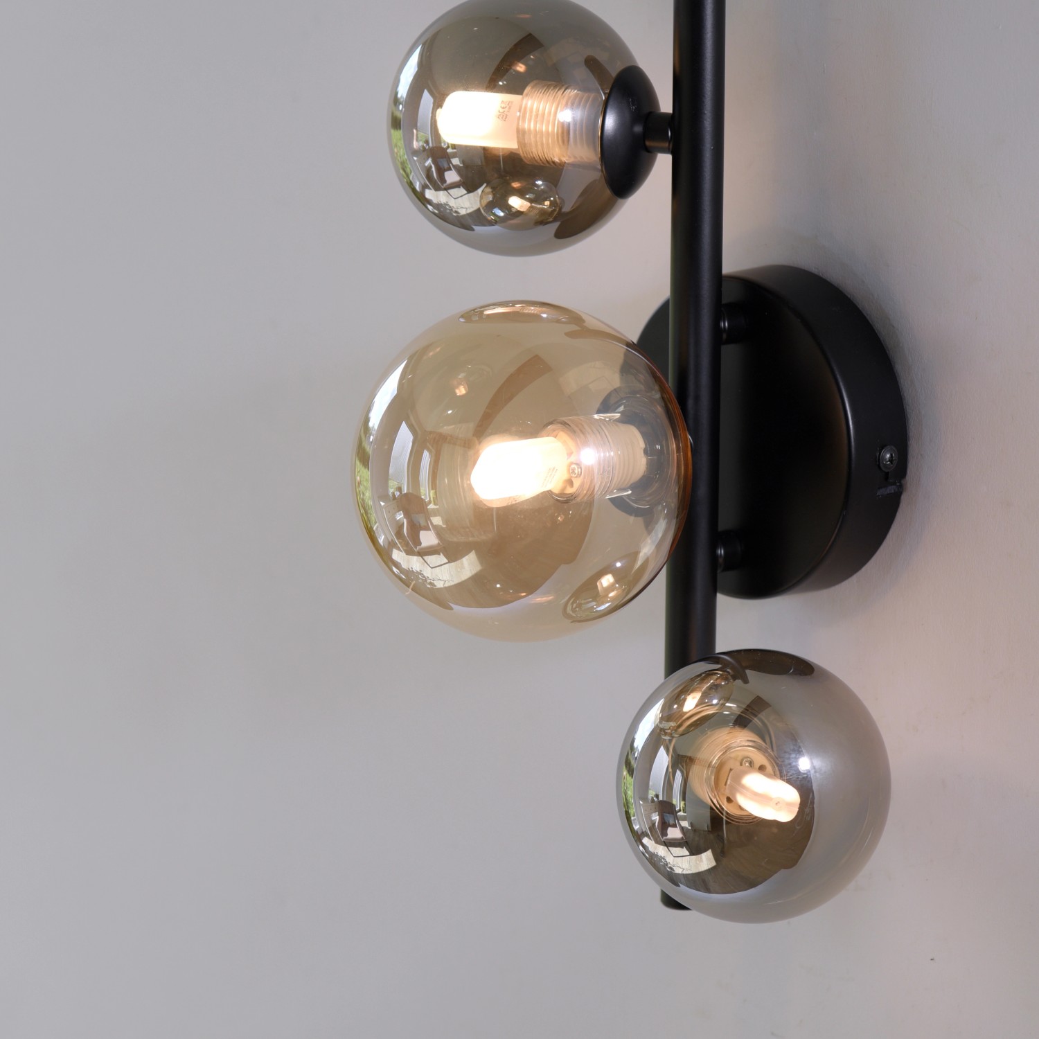 Paul Neuhaus Wandlampe Popsicle, 3-flammig, schwarz mit Amber- und Rauchgläsern.