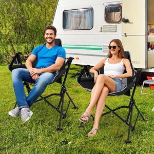 Zwei Personen entspannen in schwarzen Costway Campingstühlen mit verstellbarer Lehne vor einem Wohnwagen.
