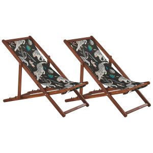 Zwei Gartenliegen aus dunklem Holz mit Bezug im Leopardenmuster. Gartenstühle sind verstellbar.