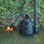 Schmutzwasserpumpe B-TPS 9000 im Einsatz, schwarzes Gehäuse, Schwimmerschalter sichtbar.