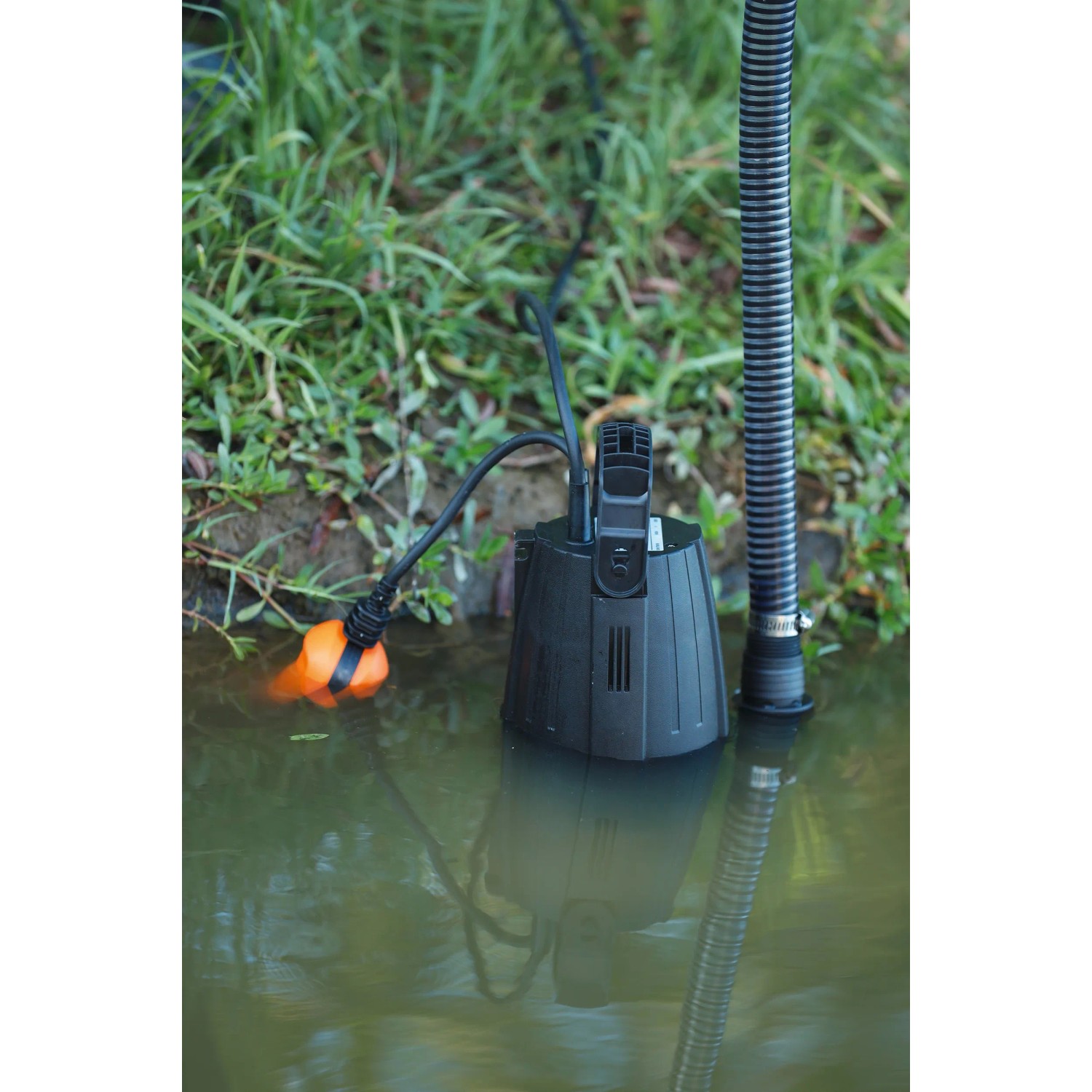 Schmutzwasserpumpe B-TPS 9000 im Einsatz, schwarzes Gehäuse, Schwimmerschalter sichtbar.