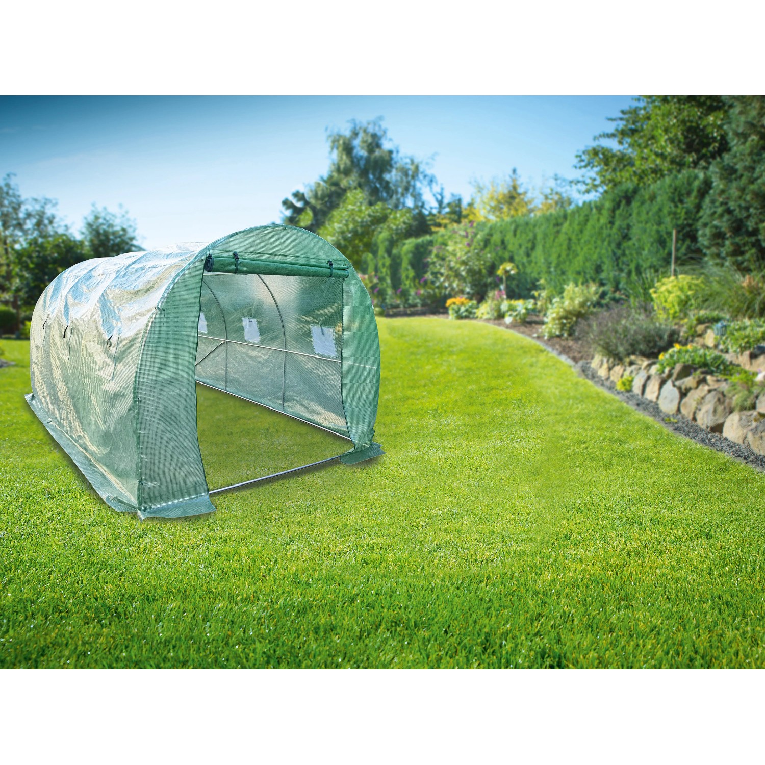 Freistehendes, grünes Tunnelgewächshaus mit aufrollbarer Tür im Garten.