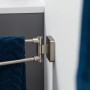 Tiger Handtuchhalter Onu, 2-armig, Edelstahl gebürstet mit blauem Handtuch.