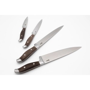 Steuber Küchenhelfer: Set aus vier Messern mit Walnussgriff und Edelstahlklinge.