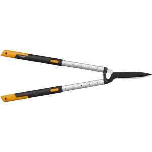 Fiskars SmartFit HS86 Teleskop-Heckenschere mit Stahlklingen und verstellbaren Griffen.