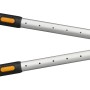 Fiskars SmartFit HS86 Teleskop-Heckenschere mit Stahlklingen und verstellbaren Griffen.