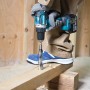 Makita Akku-Bohrschrauber DDF484RTJ beim Bohren in Holz.