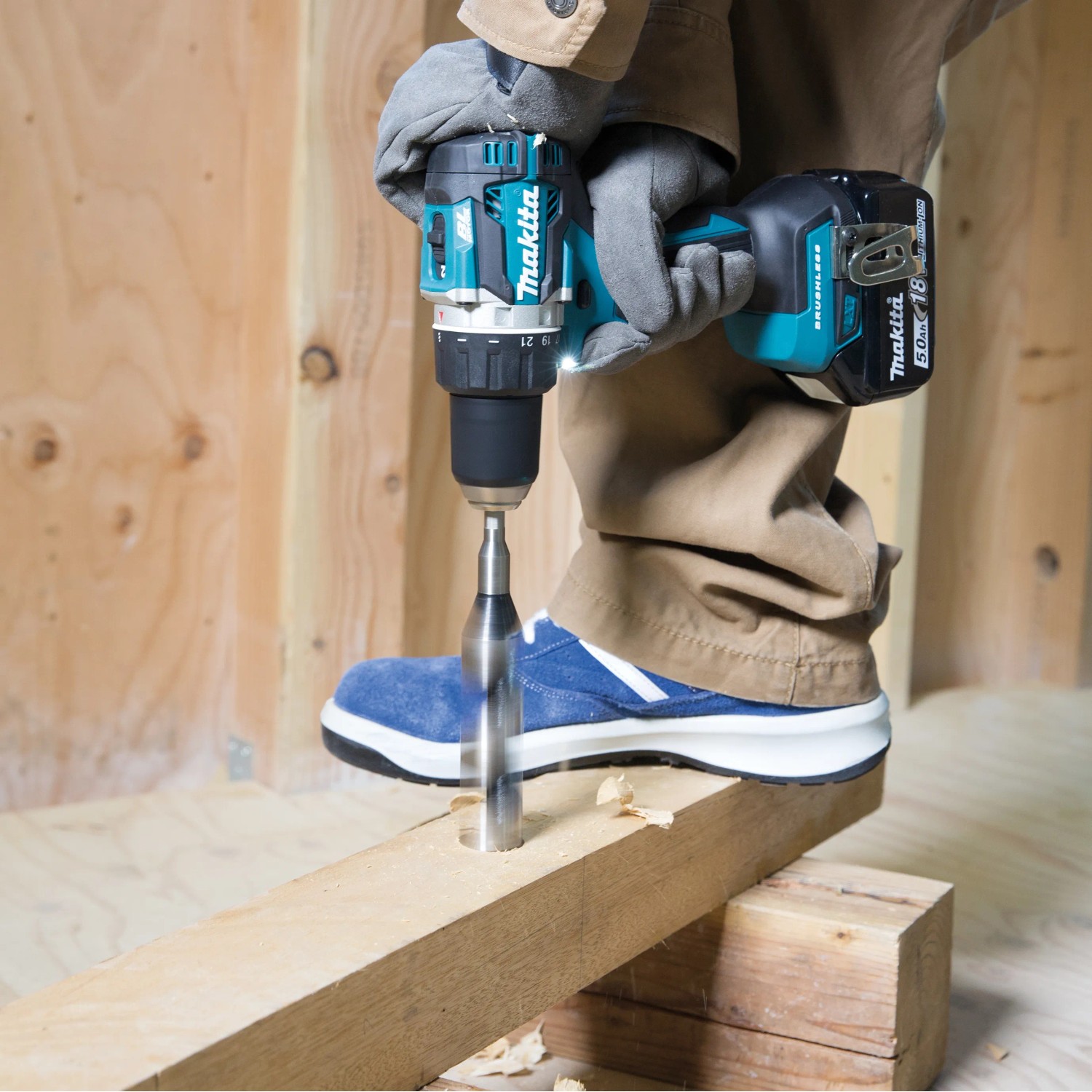 Makita Akku-Bohrschrauber DDF484RTJ beim Bohren in Holz.