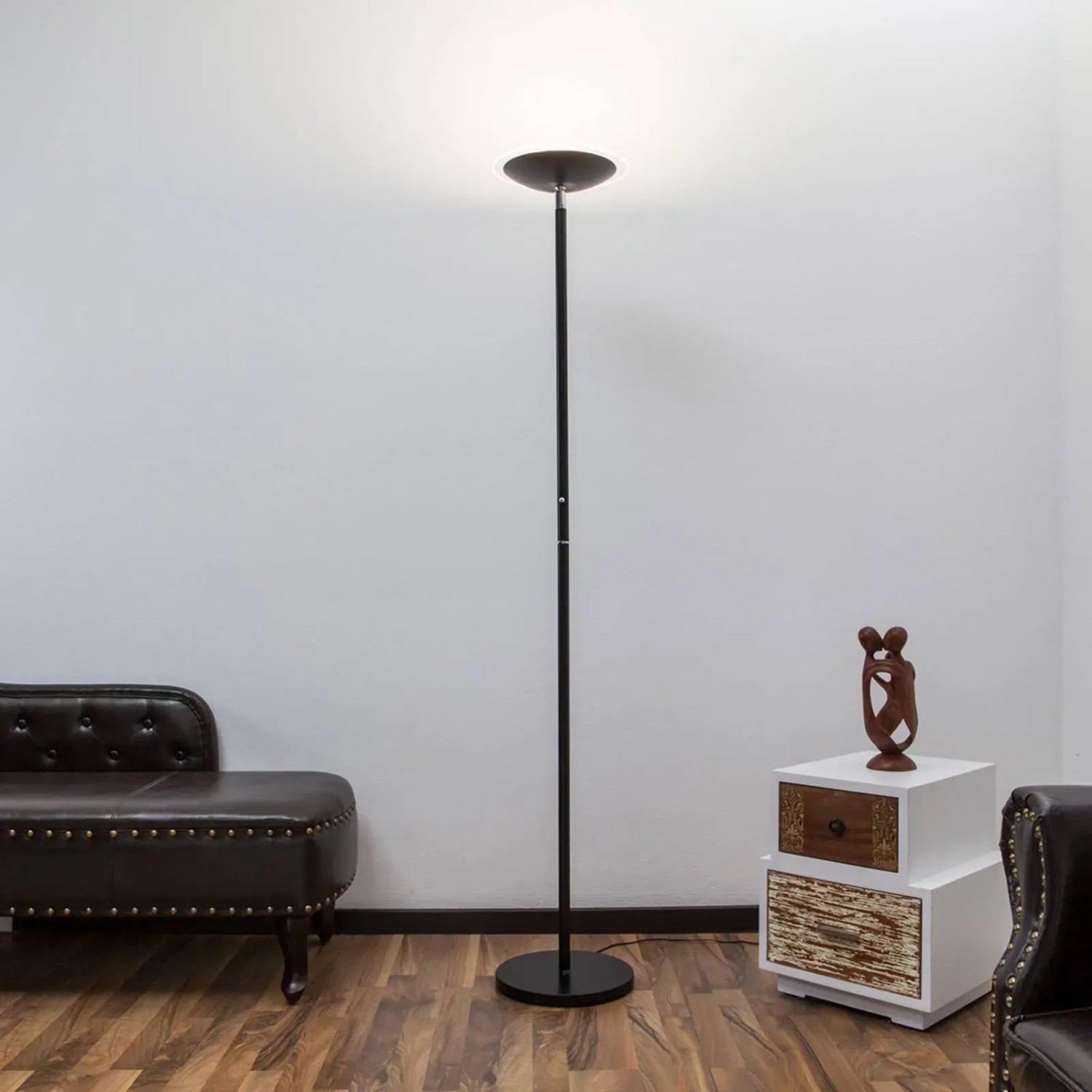 Schwarze, dimmbare Lindby LED Stehlampe Malea aus Metall, 180cm hoch, für Wohnzimmer.