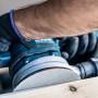 Bosch Expert M480 Netzschleifblatt K240 im Einsatz auf Holzoberfläche.