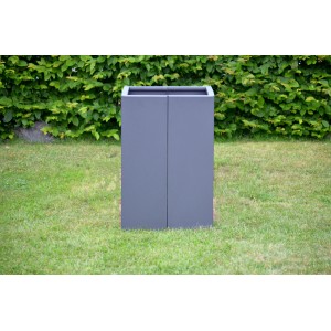 Anthrazitfarbenes Eleo Hochbeet Monterosso aus Metall, 45x45x68 cm, pulverbeschichtet, im Garten.