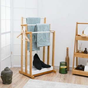 DuneDesign Handtuchhalter aus Bambus mit 3 Stangen und Ablage im Bad.