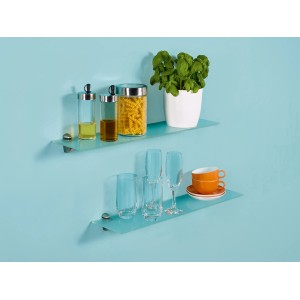 Zwei Glasböden Villar eckig Milchglas, mit Deko-Objekten an einer blauen Wand.